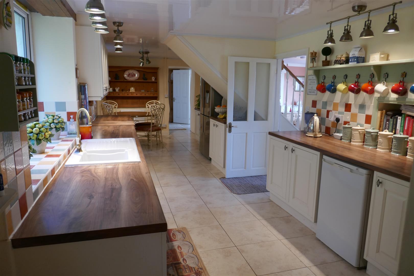 KITCHEN/LIVING ROOM